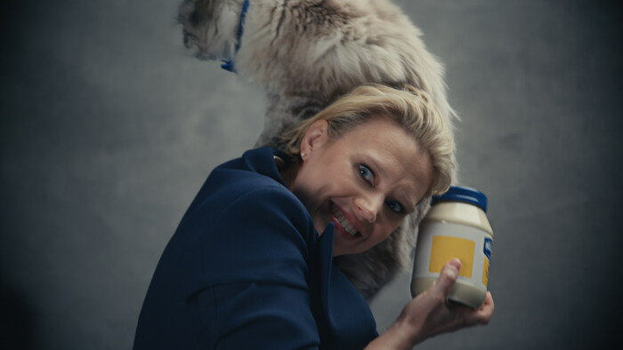 Kate McKinnon poses with Hellmann's and Mayo Cat